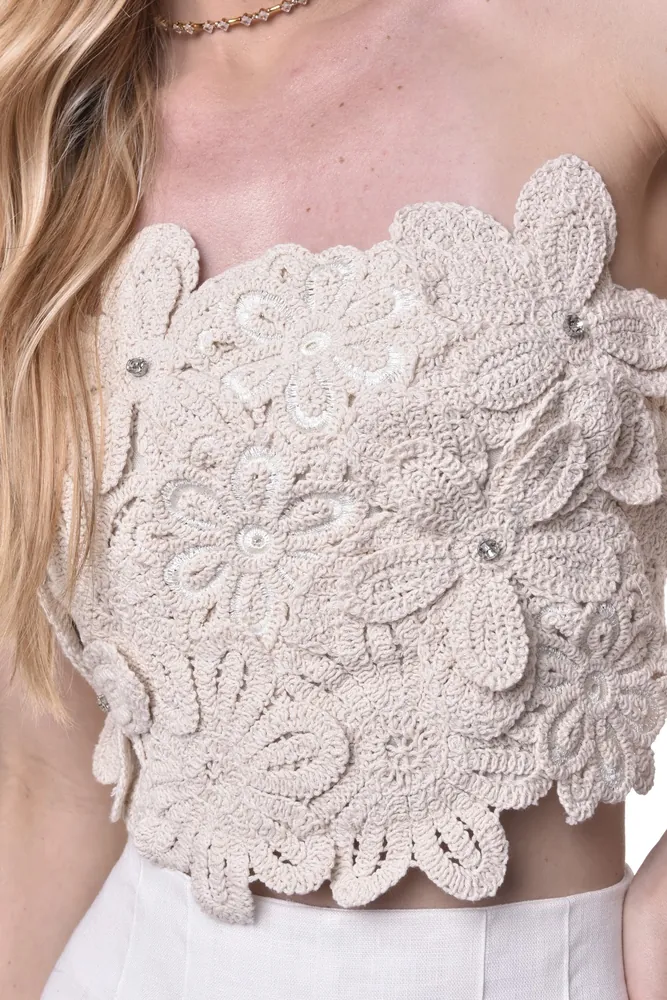 Top com flores em crochê